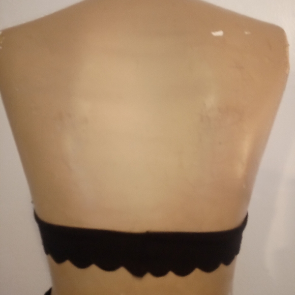 OUT FROM UNDER x URBAN OUTFITTERS Ayden Scallop Triangle Bra - Picture 3 of 4